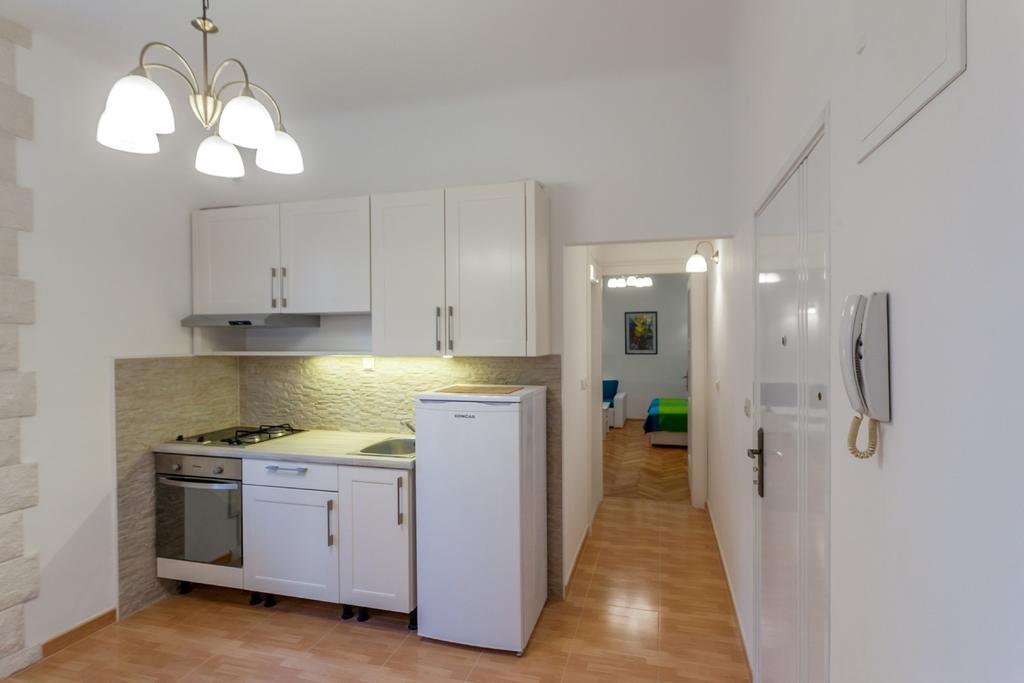 Chic Apartment In Center Split Room photo