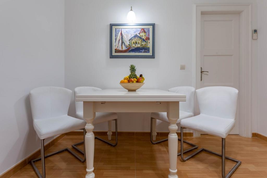 Chic Apartment In Center Split Room photo